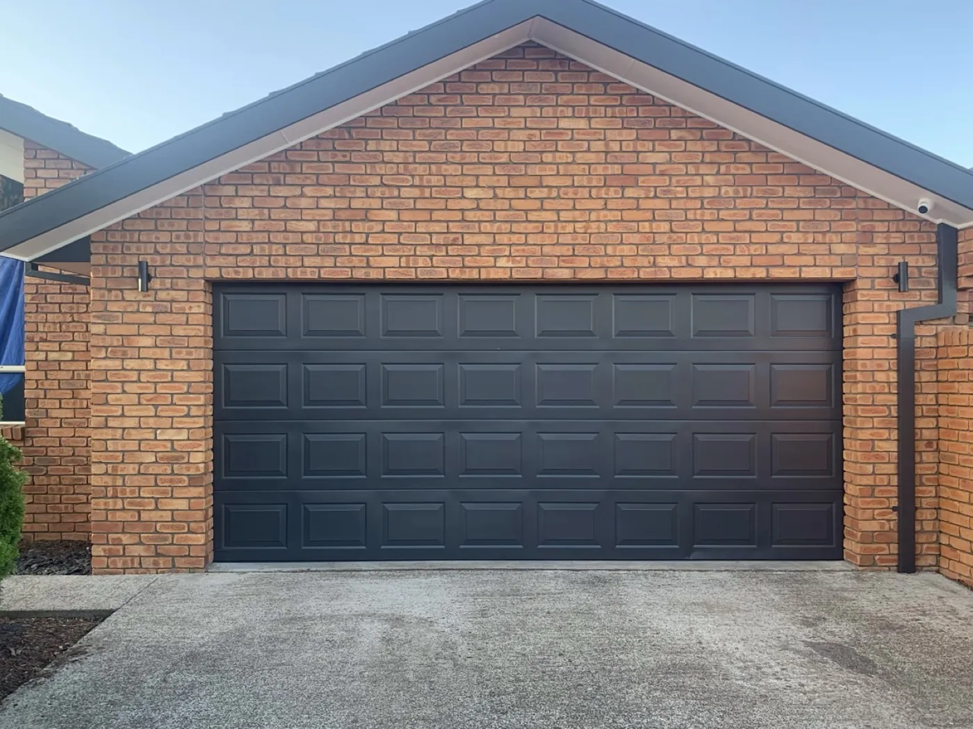 Same garage door finished in black, Greendale