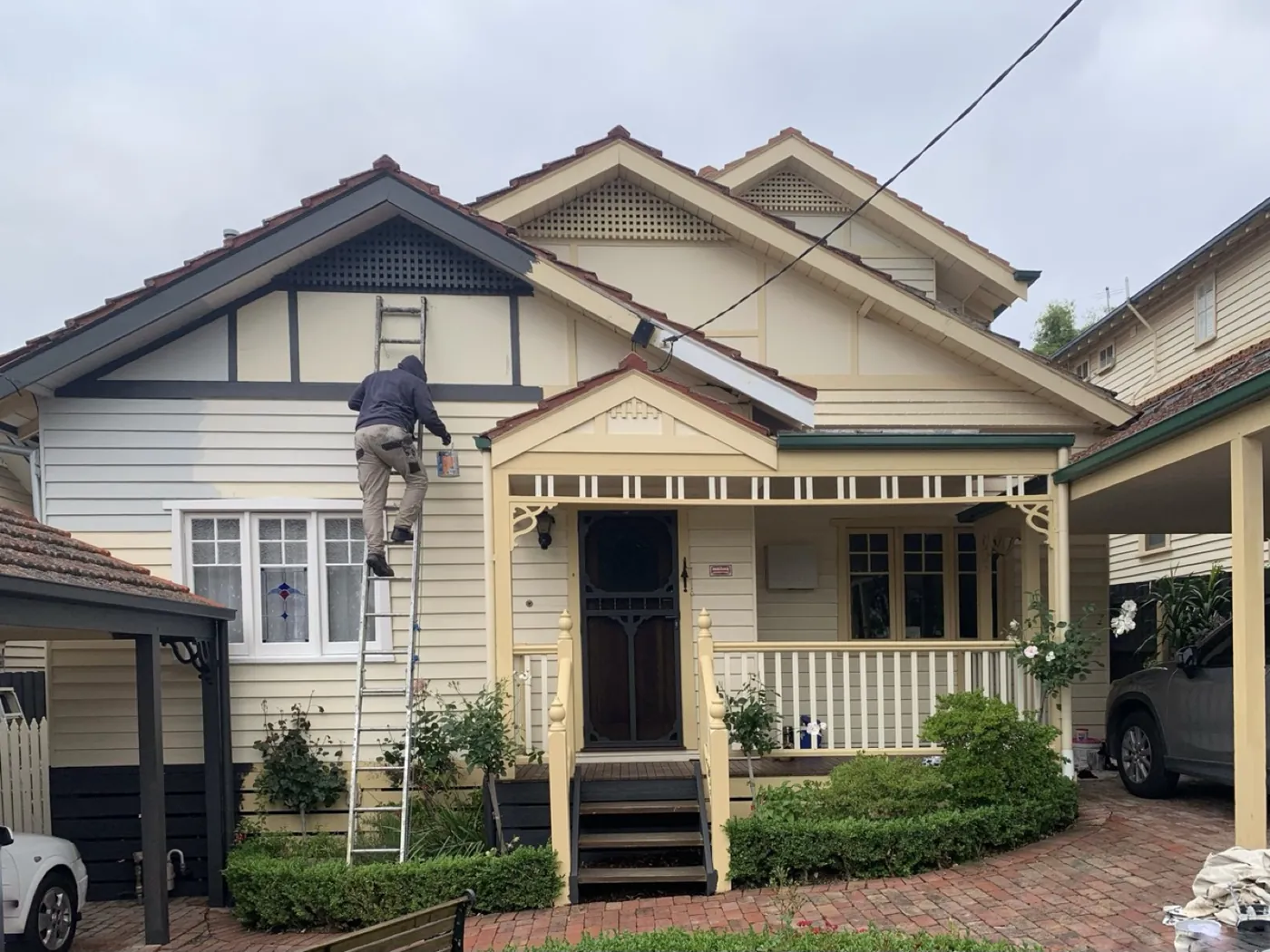 Weatherboard bungalow front before, cream, Glen Iris
